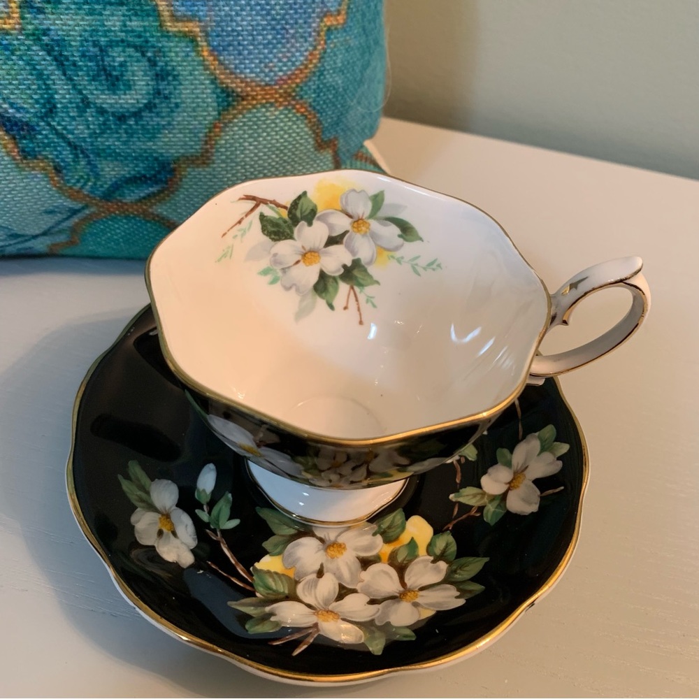 Royal Albert - Bone China England - Vintage Tea Cup and Saucer - Picture 3 of 10